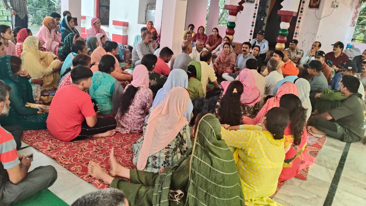 आपदा प्रभावितों के साथ बात करते हुए विधायक चंद्रशेखर। आपदा प्रभावितों के साथ बात करते हुए विधायक चंद्रशेखर।