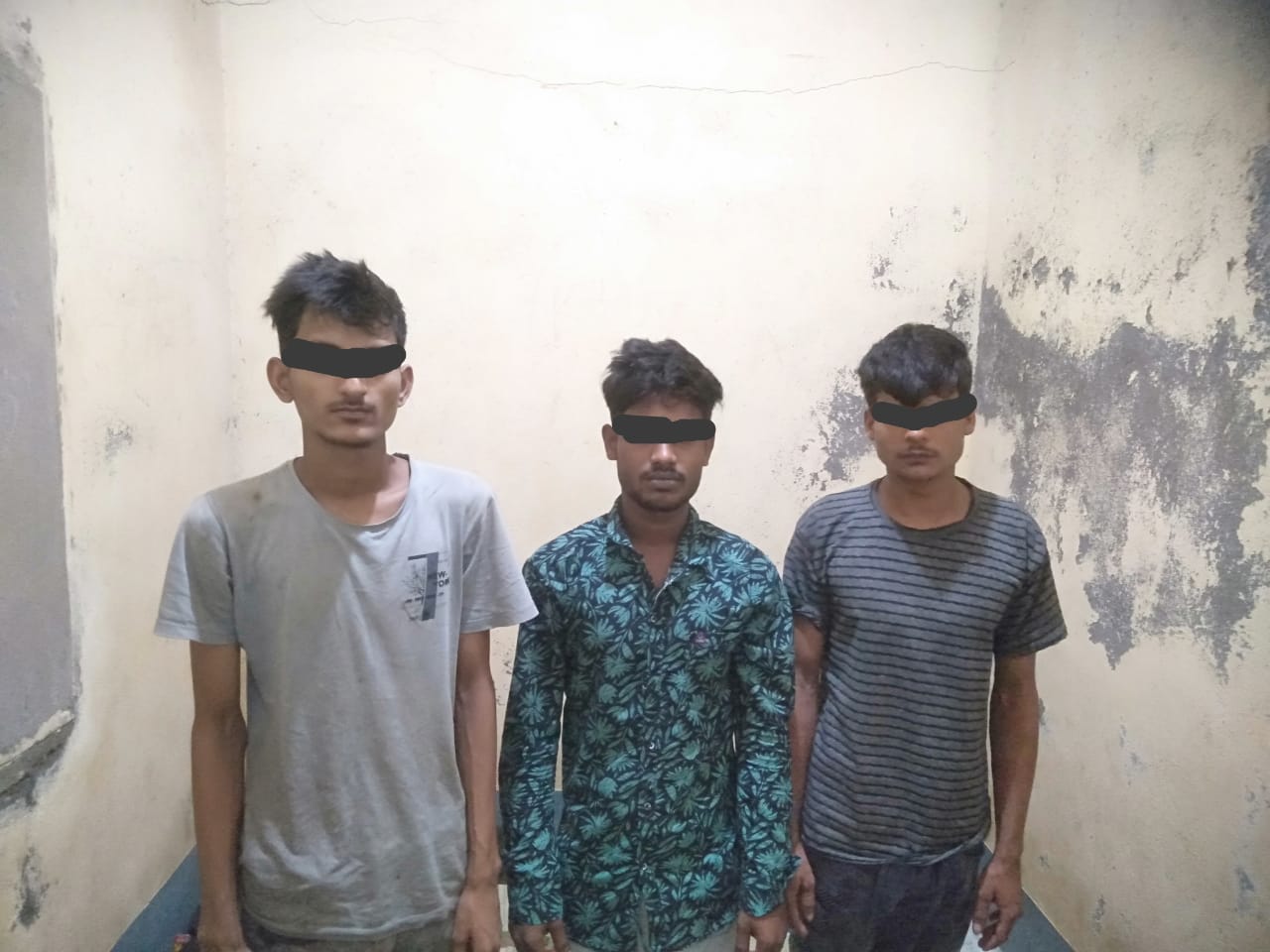 उत्तरपाड़ा: चोरी के आरोप में तीन गिरफ्तार उत्तरपाड़ा: चोरी के आरोप में तीन गिरफ्तार