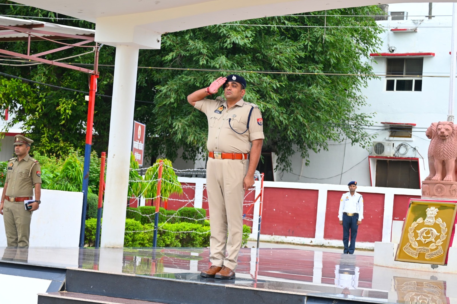 साप्ताहिक परेड के दौरान पुलिसकर्मियों की सलामी लेते एसएसपी अनुराग आर्य साप्ताहिक परेड के दौरान पुलिसकर्मियों की सलामी लेते एसएसपी अनुराग आर्य