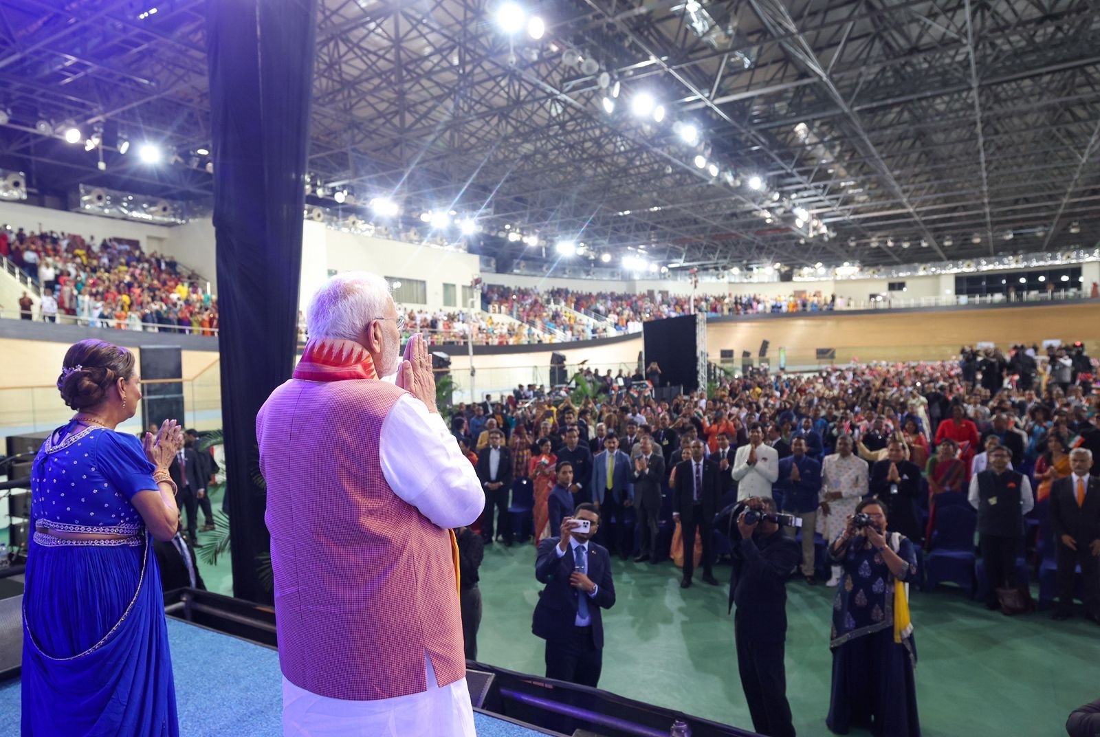 सामुदायिक कार्यक्रम के दौरान प्रधानमंत्री मोदी सामुदायिक कार्यक्रम के दौरान प्रधानमंत्री मोदी