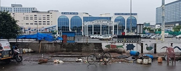 भोपाल : रानी कमलापति रेल्वे स्टेशन से निगम ने हटाया अवैध अतिक्रमण भोपाल : रानी कमलापति रेल्वे स्टेशन से निगम ने हटाया अवैध अतिक्रमण
