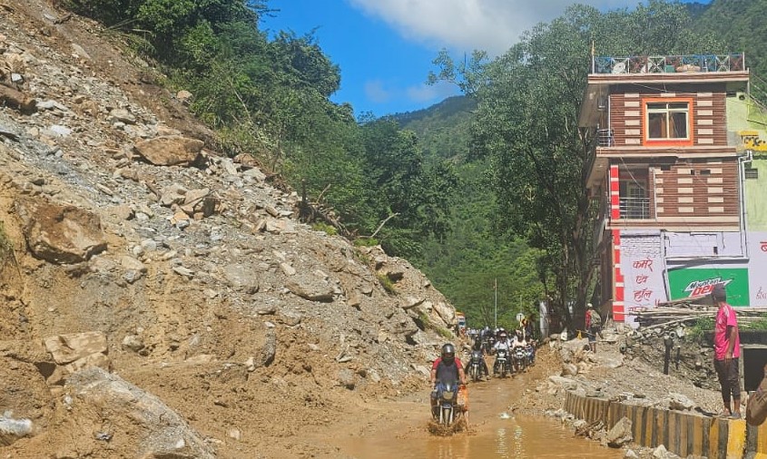 बदरीनाथ हाइवे उमट्टा के पास भू-स्खलन के हो रही बार-बार बाधित। बदरीनाथ हाइवे उमट्टा के पास भू-स्खलन के हो रही बार-बार बाधित।