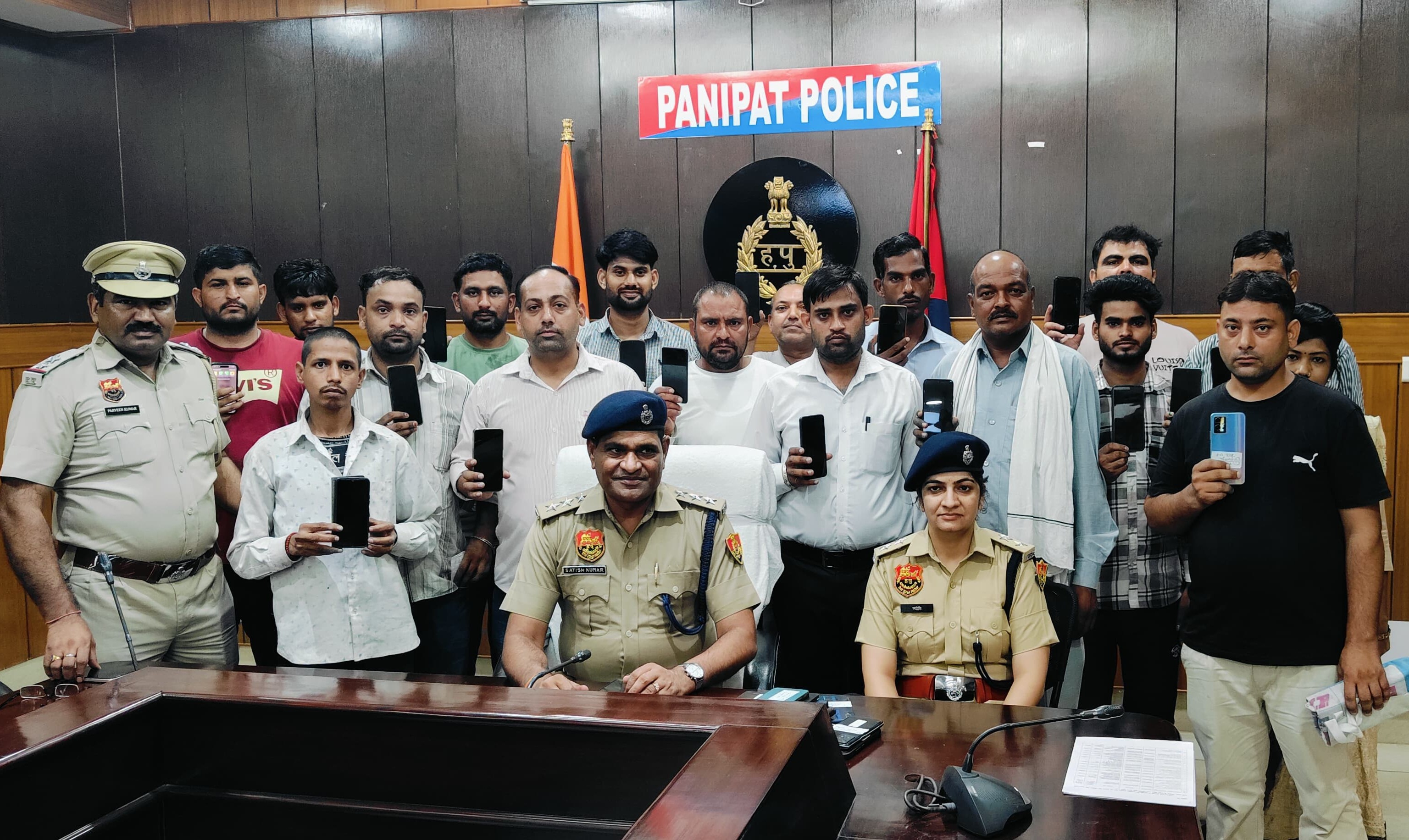 गुम हुए मोबाइल मिलने पर अपने मोबाइल के साथ लोग साथ लोग गुम हुए मोबाइल मिलने पर अपने मोबाइल के साथ लोग साथ लोग