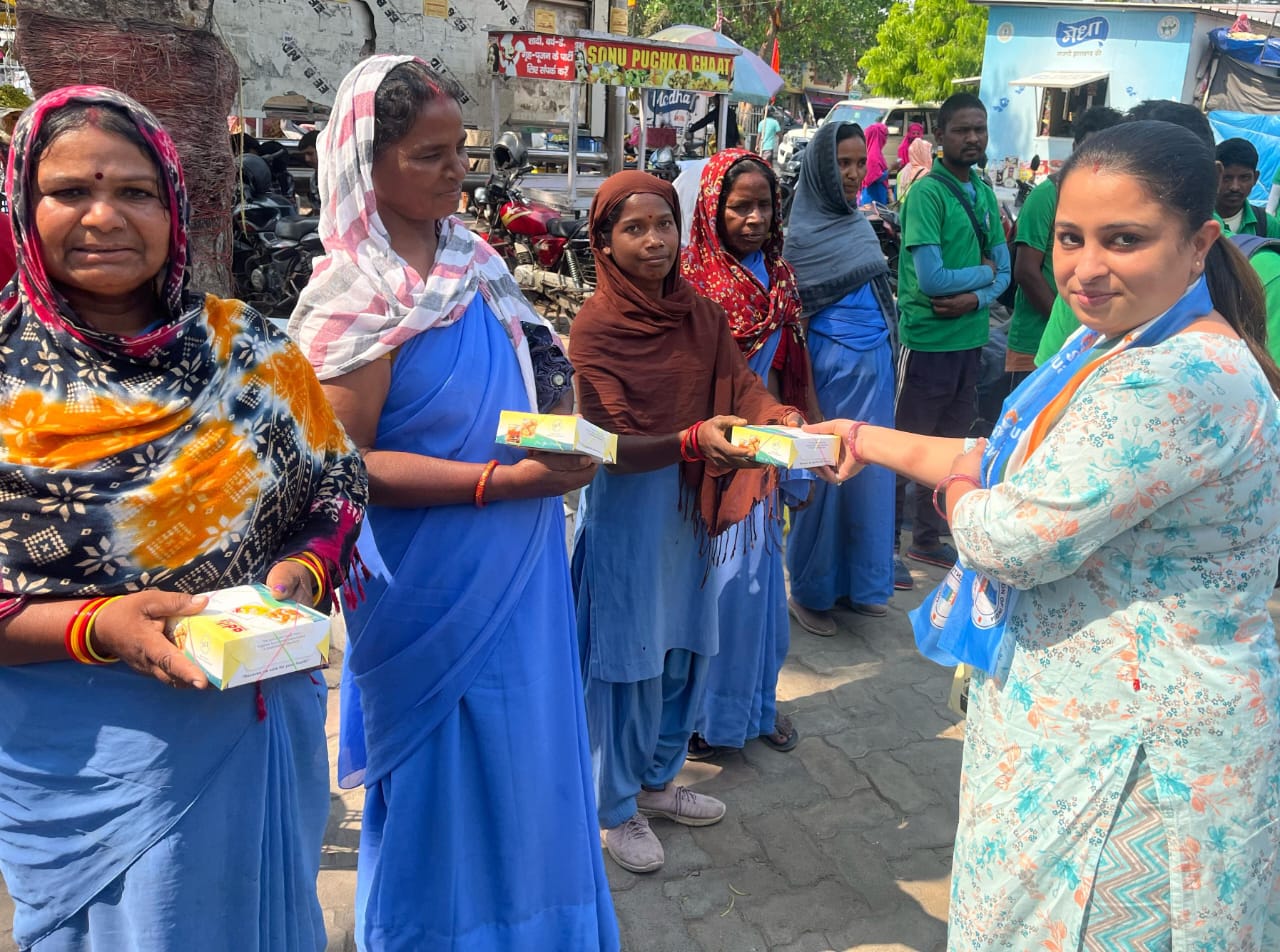 सफाई कर्मियों को नाश्ता देती एनएसयूआई की संयाेजक सफाई कर्मियों को नाश्ता देती एनएसयूआई की संयाेजक