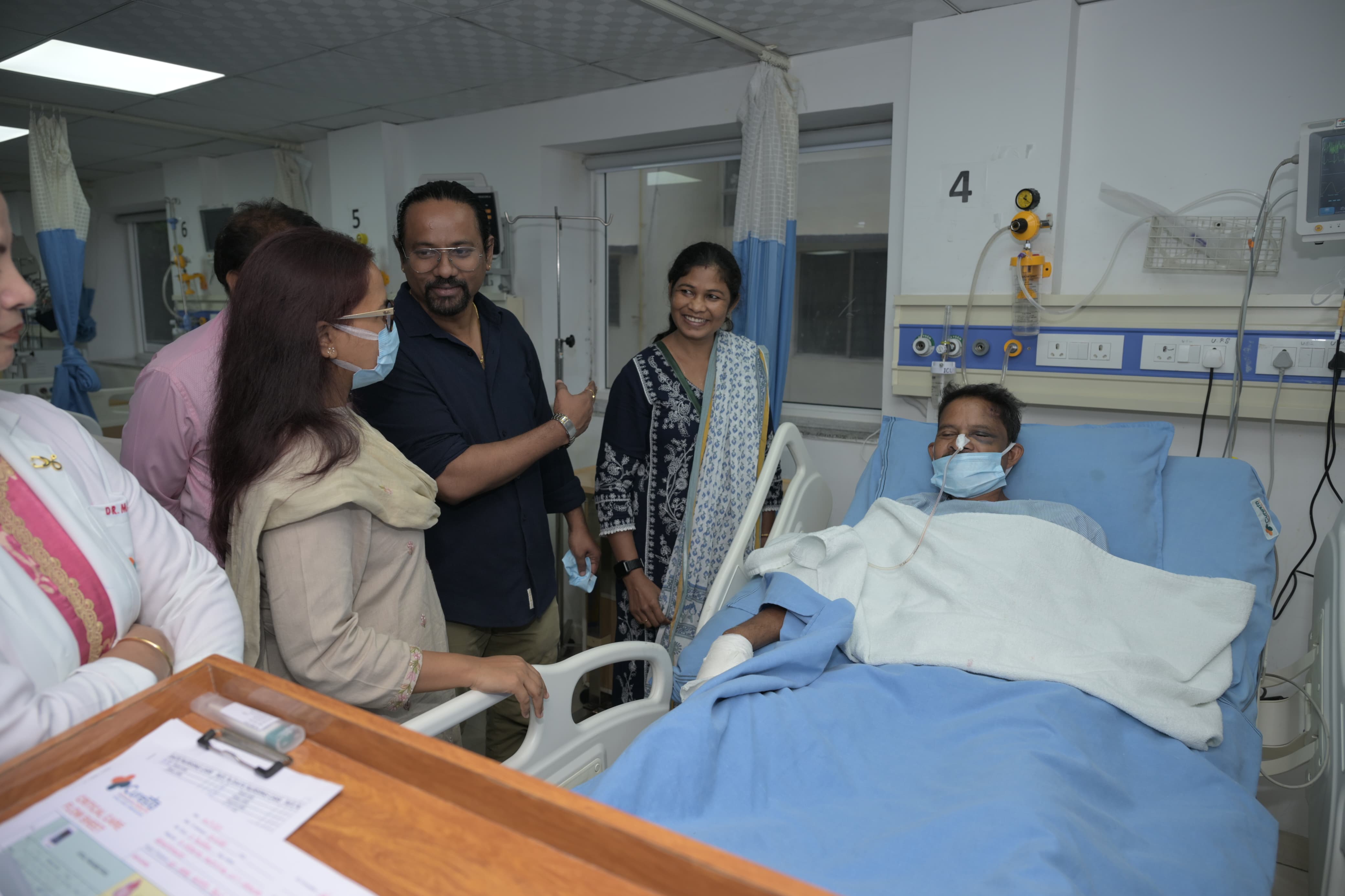 अस्पताल में मंत्री और इलाजरत हॉकी खिलाड़ी अस्पताल में मंत्री और इलाजरत हॉकी खिलाड़ी