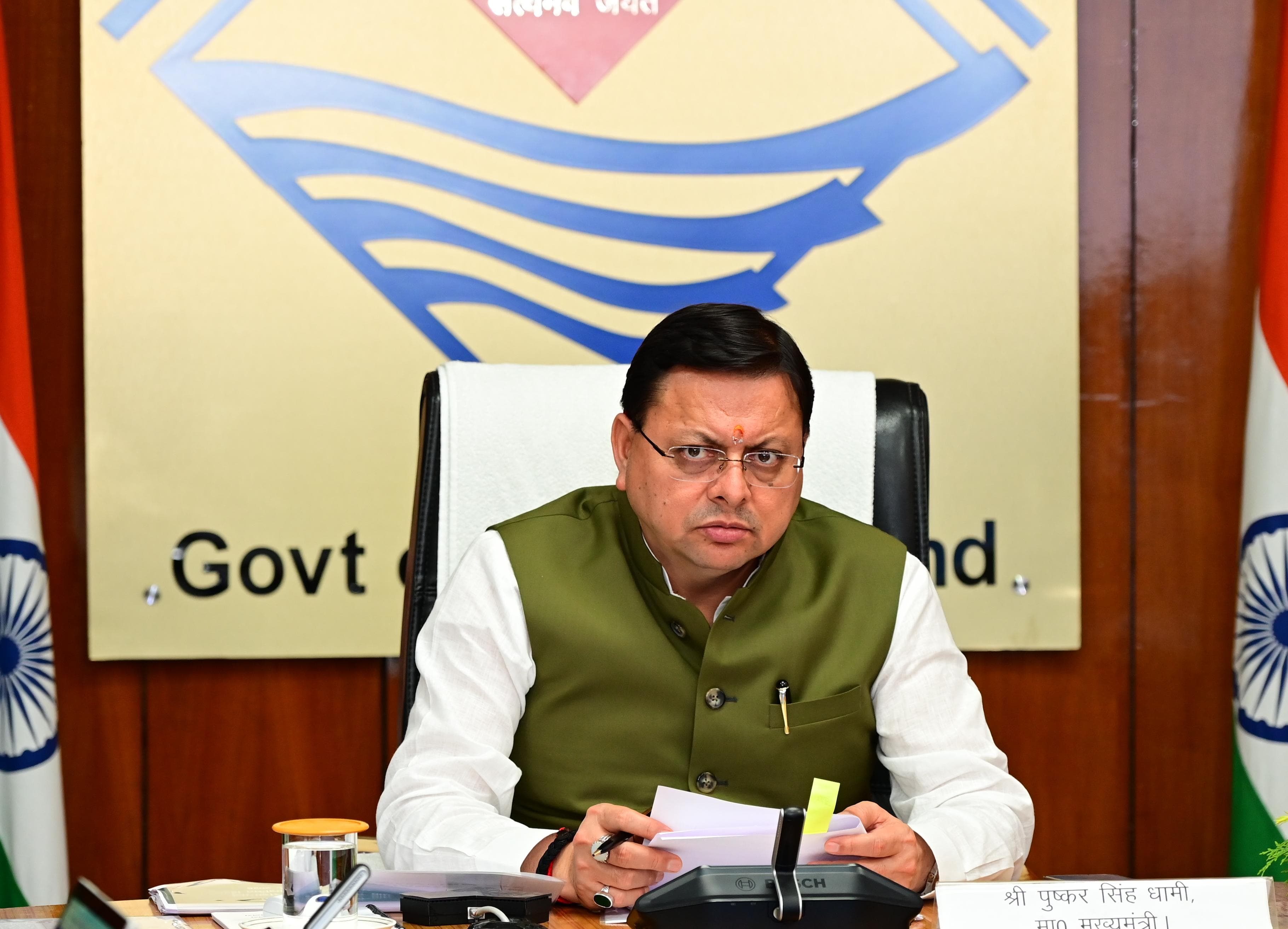 मुख्यमंत्री पुष्कर सिंह धामी बैठक करते। मुख्यमंत्री पुष्कर सिंह धामी बैठक करते।