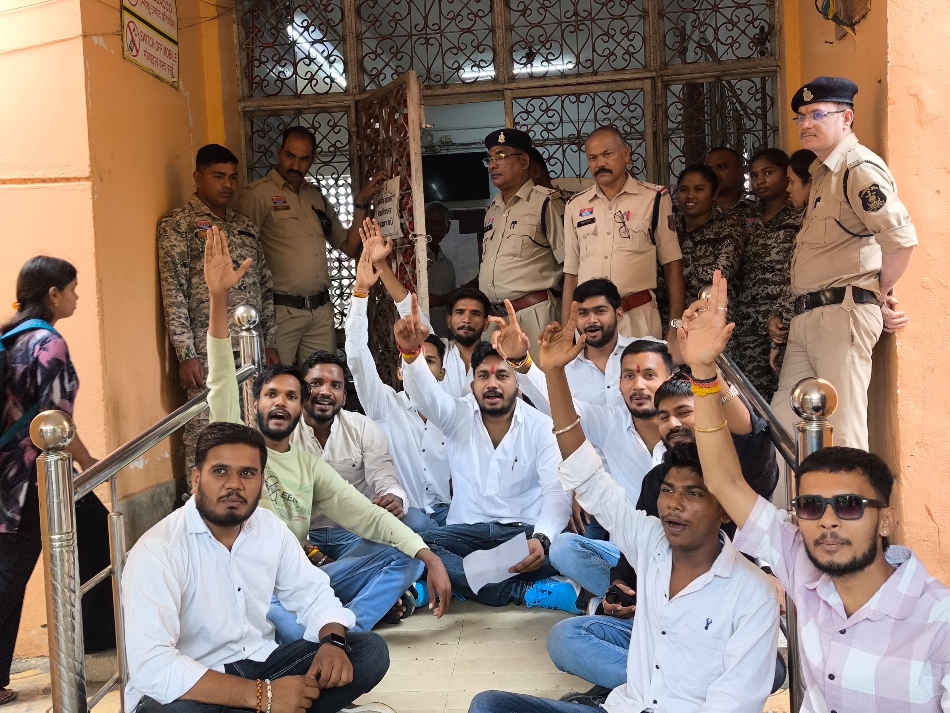बीसीएस पीजी कालेज के गेट के सामने बैठकर प्रदर्शन करते एनएसयूआई पदाधिकारी और कार्यकर्ता। बीसीएस पीजी कालेज के गेट के सामने बैठकर प्रदर्शन करते एनएसयूआई पदाधिकारी और कार्यकर्ता।