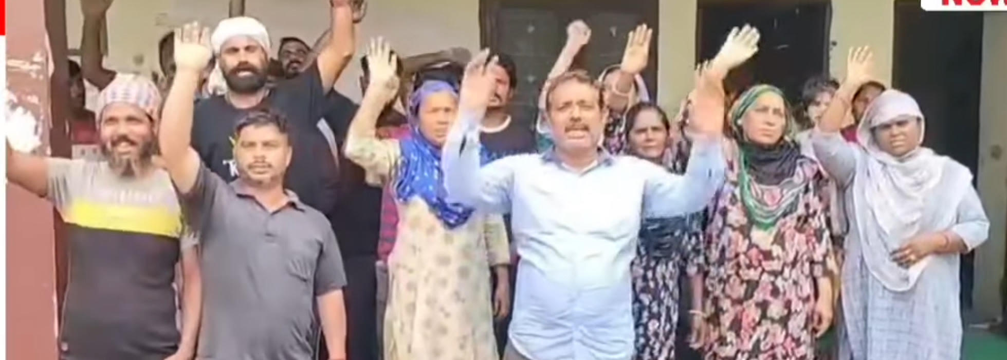 The strike of sanitation workers of Municipal Council Kathua continues for the fourth day The strike of sanitation workers of Municipal Council Kathua continues for the fourth day