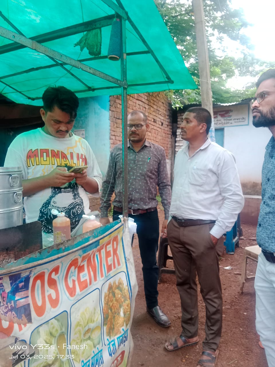 एक खाद्य पदार्थ सेंटर पर जांच करती हुई खाद्य एवं औषधि प्रशासन विभाग की टीम। एक खाद्य पदार्थ सेंटर पर जांच करती हुई खाद्य एवं औषधि प्रशासन विभाग की टीम।