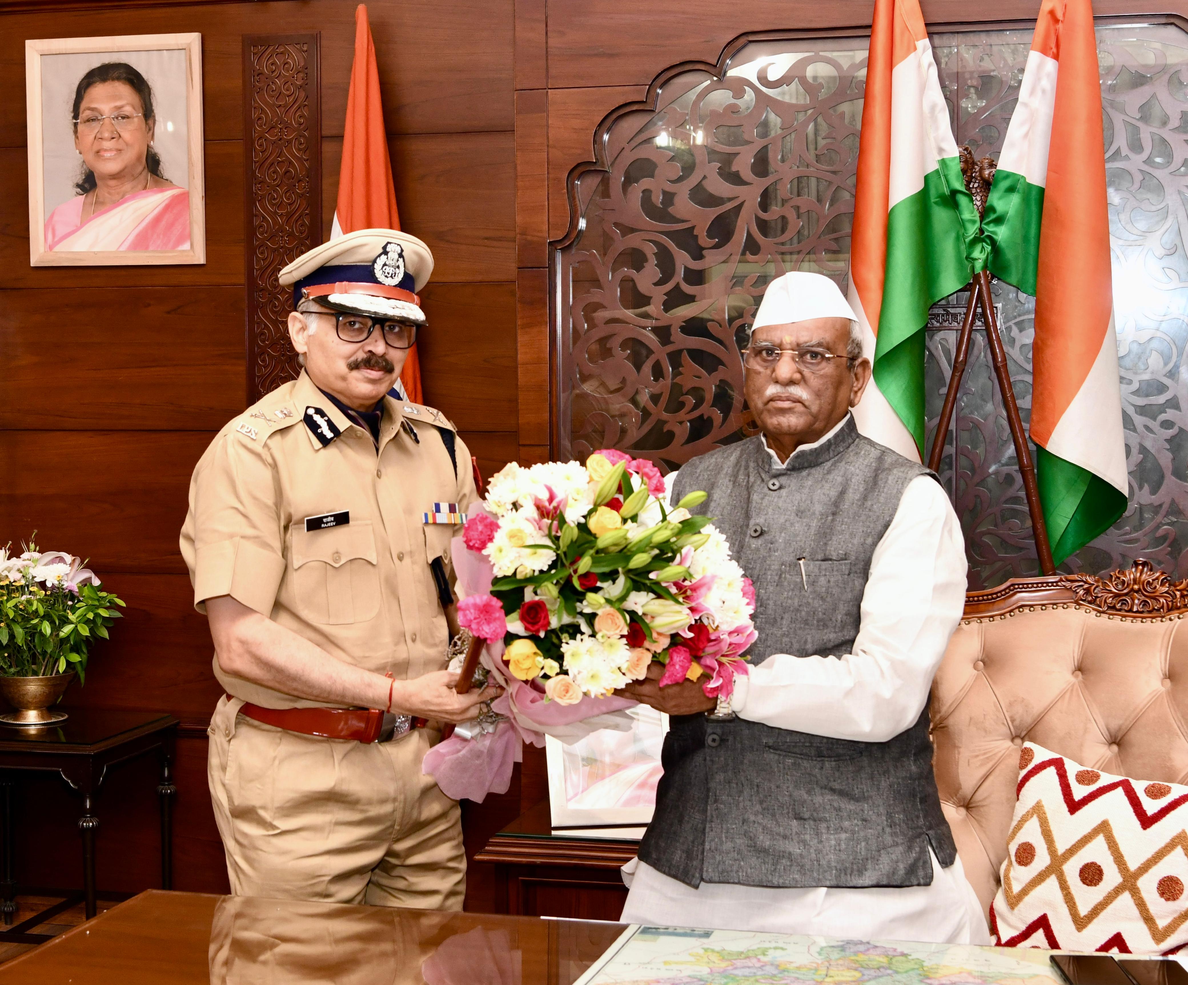 राज्यपाल से पुलिस महानिदेशक राजीव कुमार शर्मा ने की शिष्टाचार भेंट राज्यपाल से पुलिस महानिदेशक राजीव कुमार शर्मा ने की शिष्टाचार भेंट