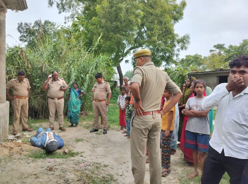 क्षतिग्रस्त अम्बेडकर प्रतिमा क्षतिग्रस्त अम्बेडकर प्रतिमा