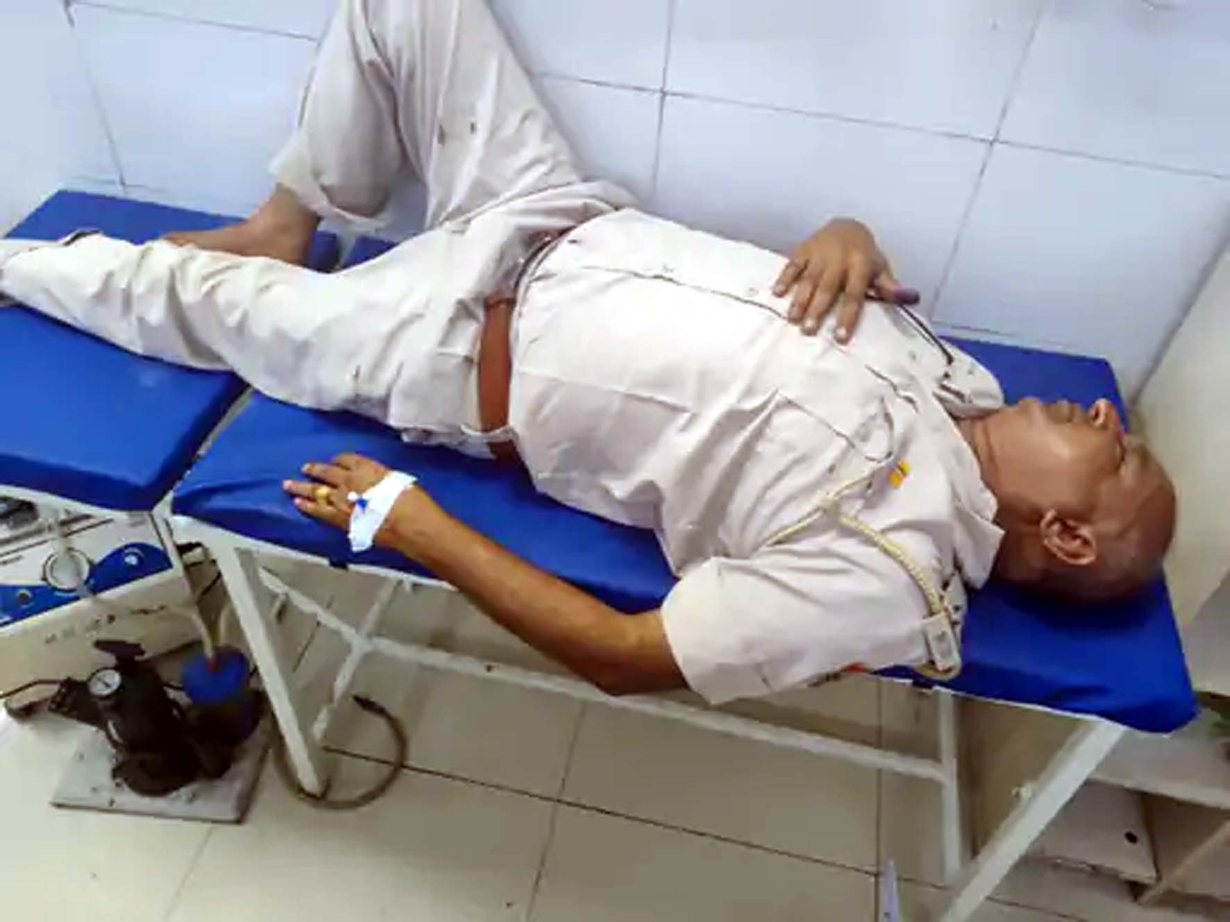 हादसे में घायल पुलिस कर्मचारी। हादसे में घायल पुलिस कर्मचारी।