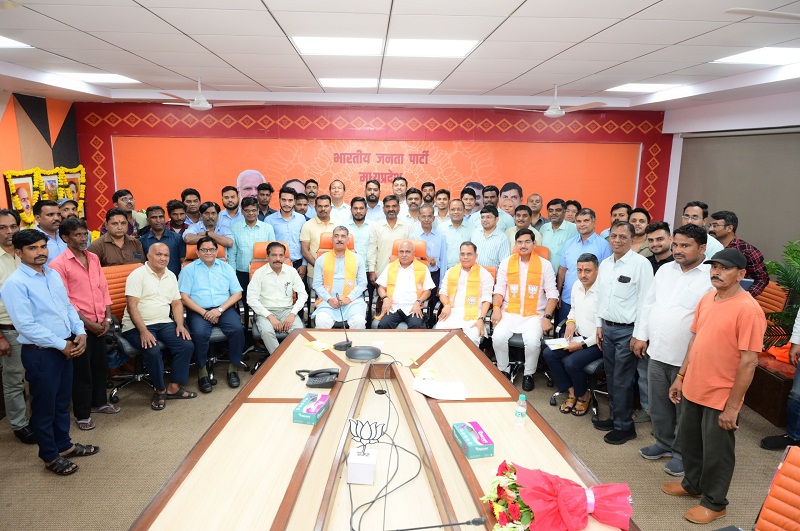 भाजपा प्रदेश अध्यक्ष एवं प्रदेश संगठन महामंत्री ने प्रदेश कार्यालय परिवार के सदस्यों से परिचय प्राप्त कर किया संबोधित भाजपा प्रदेश अध्यक्ष एवं प्रदेश संगठन महामंत्री ने प्रदेश कार्यालय परिवार के सदस्यों से परिचय प्राप्त कर किया संबोधित
