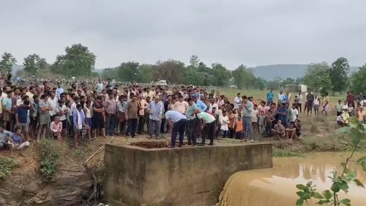 घटना स्थल पर ग्रामीणों की भीड़ घटना स्थल पर ग्रामीणों की भीड़