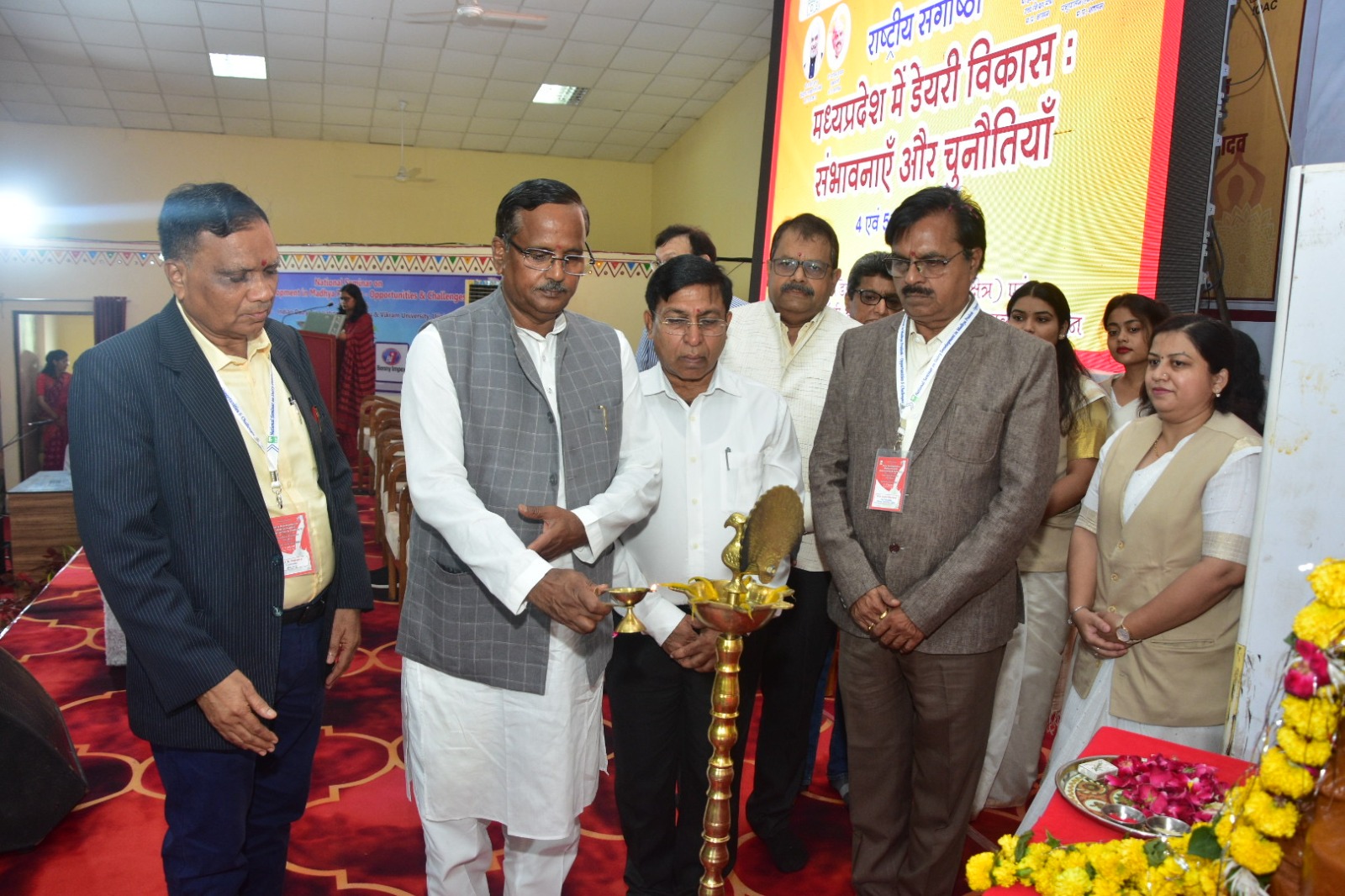 उज्जैन संभागायुक्त श्री संजय गुप्ता ने विशिष्ट अतिथि के रूप में संबोधन देते हुए कहा कि “हमारा लक्ष्य दूध उत्पादन को 10 लाख टन से बढ़ाकर 20 लाख टन तक ले जाना है। इसके लिए पशुधन की स्वास्थ्य निगरानी, एग्री बायप्रोडक्ट्स का उपयोग, और वैल्यू एडिशन जैसे उपाय ज़रूरी हैं। गुजरात जैसे राज्यों की तकनीकी प्रणाली को मध्यप्रदेश में भी अपनाया जाएगा।” उन्होंने डेयरी टेक्नोलॉजी संस्थान को देश का सर्वश्रेष्ठ बनाने का सपना भी व्यक्त किया और इसके लिए डॉ. सुधीर उपरीत के योगदान को विशेष रूप से सराहा। उज्जैन संभागायुक्त श्री संजय गुप्ता ने विशिष्ट अतिथि के रूप में संबोधन देते हुए कहा कि “हमारा लक्ष्य दूध उत्पादन को 10 लाख टन से बढ़ाकर 20 लाख टन तक ले जाना है। इसके लिए पशुधन की स्वास्थ्य निगरानी, एग्री बायप्रोडक्ट्स का उपयोग, और वैल्यू एडिशन जैसे उपाय ज़रूरी हैं। गुजरात जैसे राज्यों की तकनीकी प्रणाली को मध्यप्रदेश में भी अपनाया जाएगा।” उन्होंने डेयरी टेक्नोलॉजी संस्थान को देश का सर्वश्रेष्ठ बनाने का सपना भी व्यक्त किया और इसके लिए डॉ. सुधीर उपरीत के योगदान को विशेष रूप से सराहा।