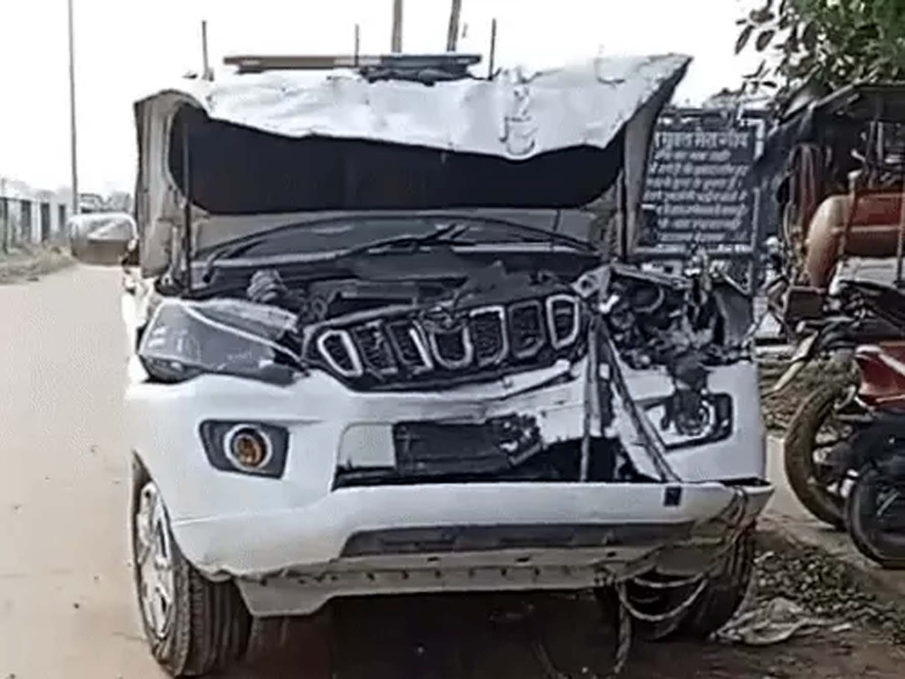 हादसे के बाद क्षतिग्रस्त पायलट गाड़ी। हादसे के बाद क्षतिग्रस्त पायलट गाड़ी।