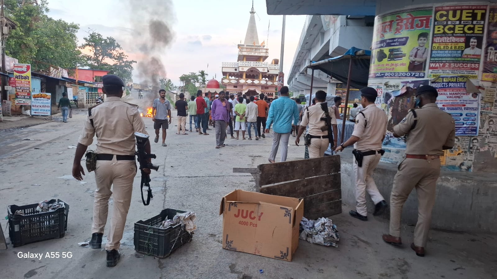 तीन लोगों की हत्या के बाद विरोध प्रदर्शन करते लोग तीन लोगों की हत्या के बाद विरोध प्रदर्शन करते लोग