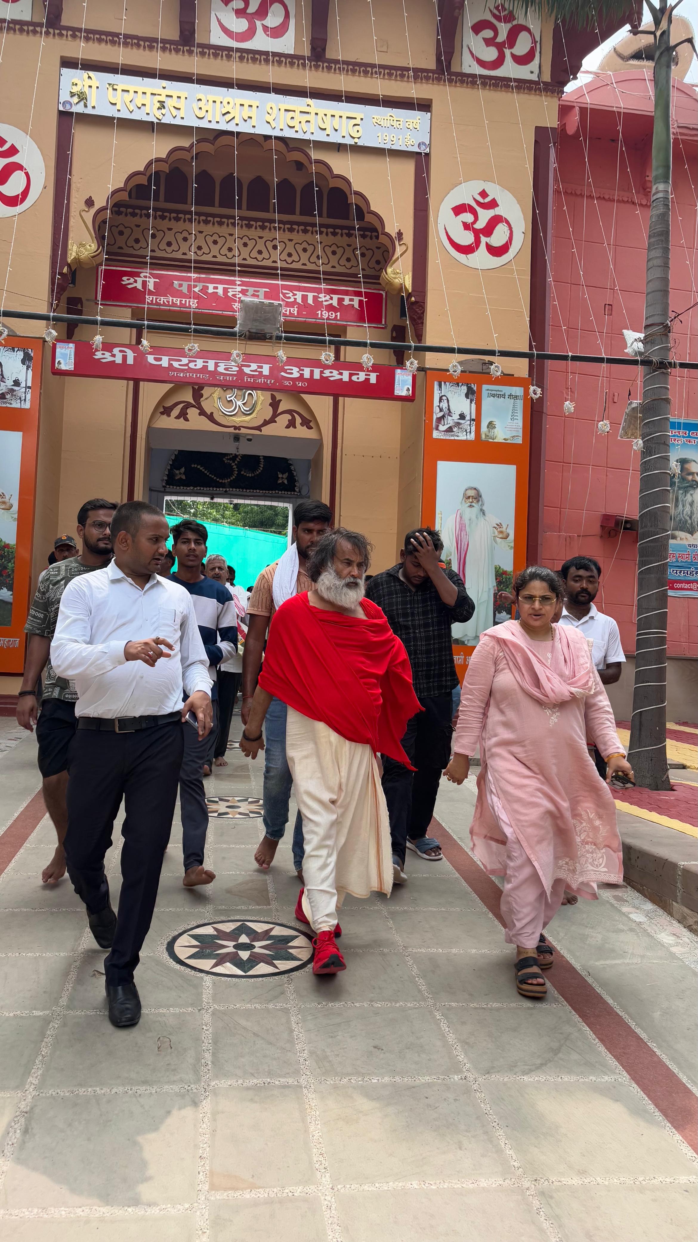 परमहंस आश्रम में जिलाधिकारी प्रियंका निरंजन व अन्य। परमहंस आश्रम में जिलाधिकारी प्रियंका निरंजन व अन्य।