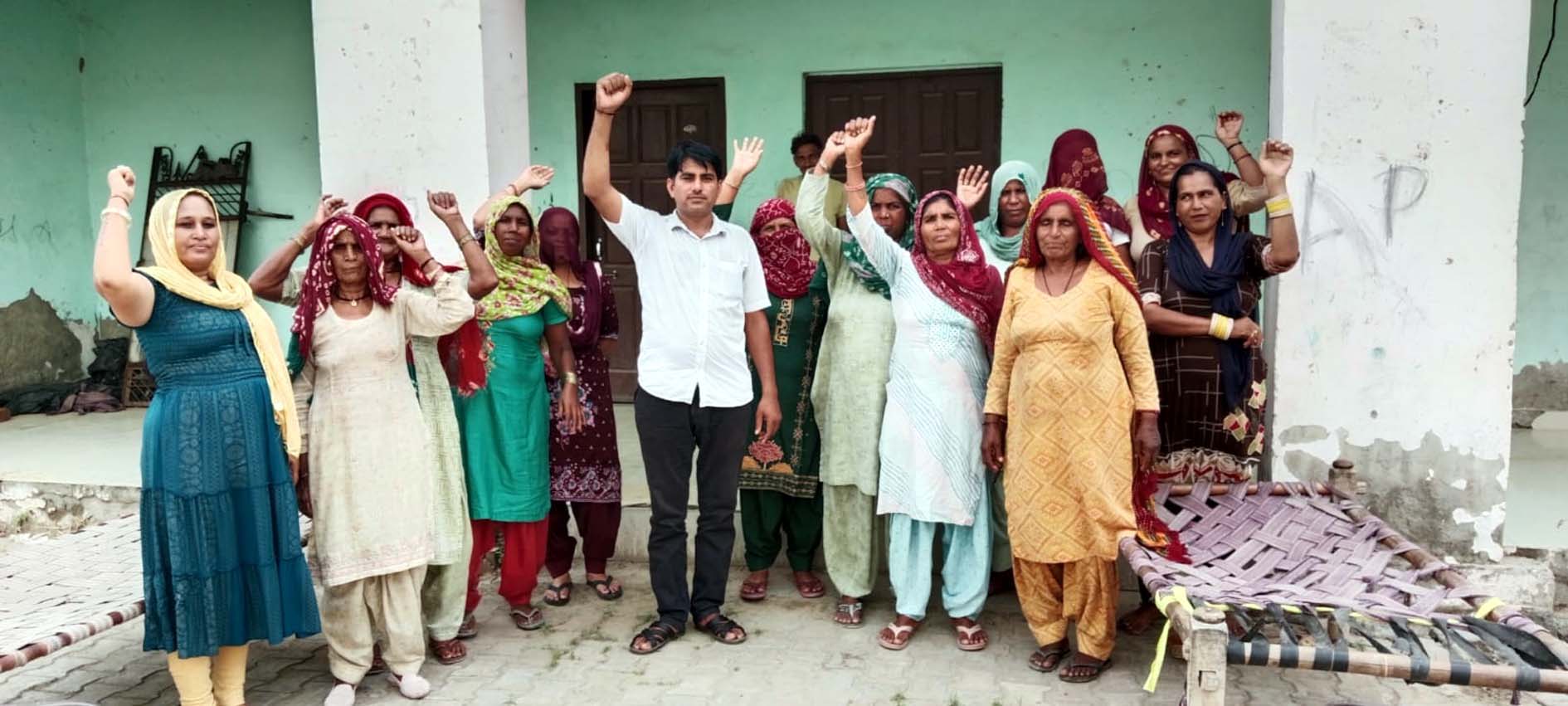 हड़ताल की तैयारियों में लगे भवन निर्माण मजदूर। हड़ताल की तैयारियों में लगे भवन निर्माण मजदूर।