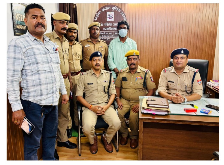 गिरफ्तार आरोपित और पकड़ने वाली पुलिस टीम। गिरफ्तार आरोपित और पकड़ने वाली पुलिस टीम।
