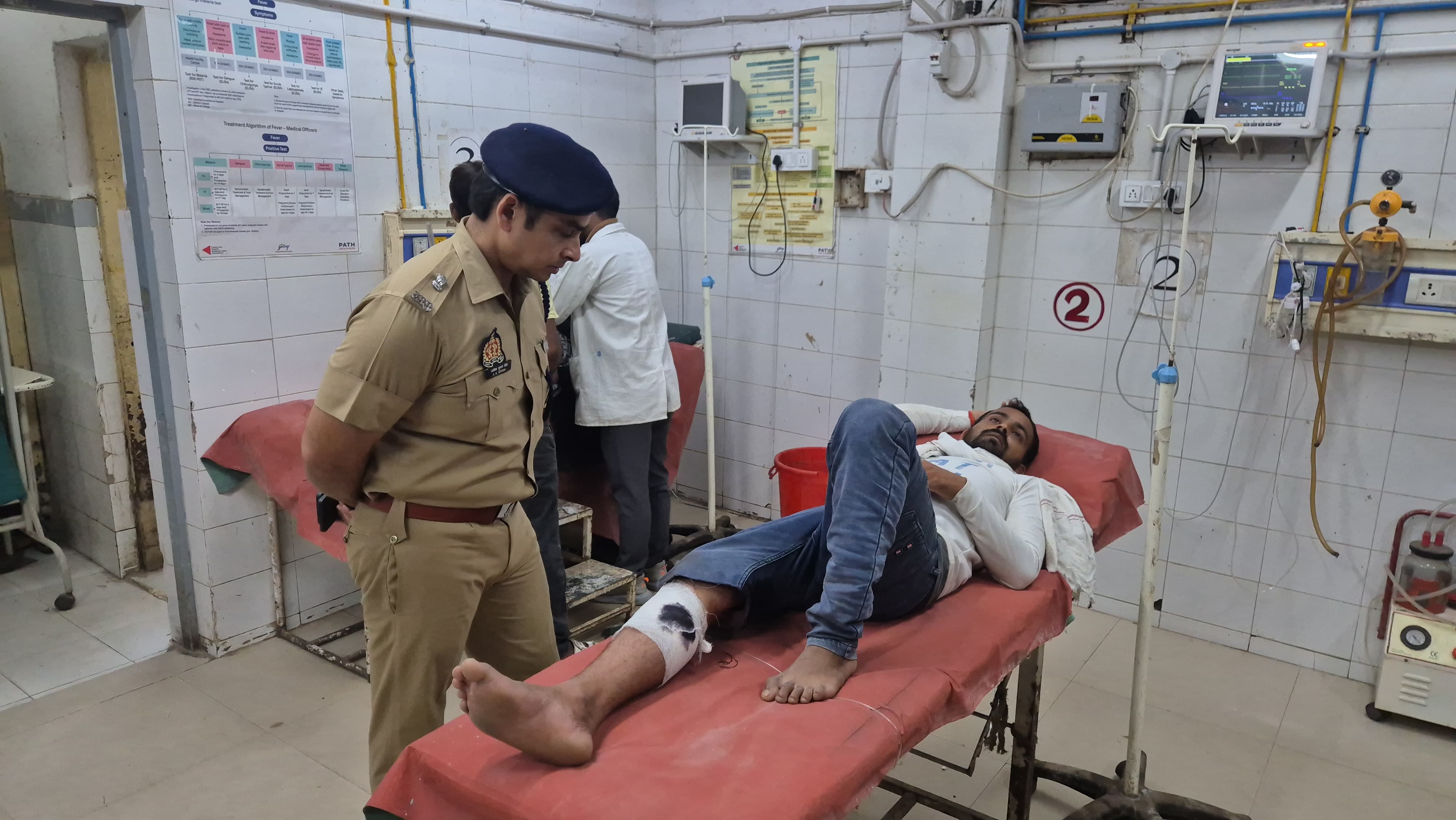 गिरफ्तार अपराधी हॉस्पिटल में उपचार के दौरान गिरफ्तार अपराधी हॉस्पिटल में उपचार के दौरान