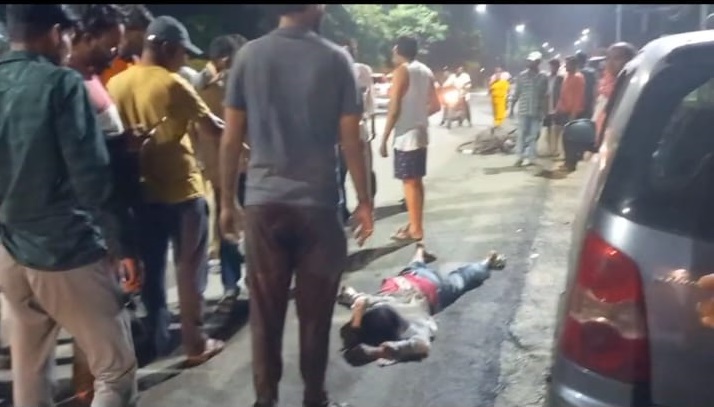 नशे में कार सवार युवक ने 5 लोगों को रौंद दिया, इनमें 3 की मौत, वहीं 3 गंभीर घायल नशे में कार सवार युवक ने 5 लोगों को रौंद दिया, इनमें 3 की मौत, वहीं 3 गंभीर घायल