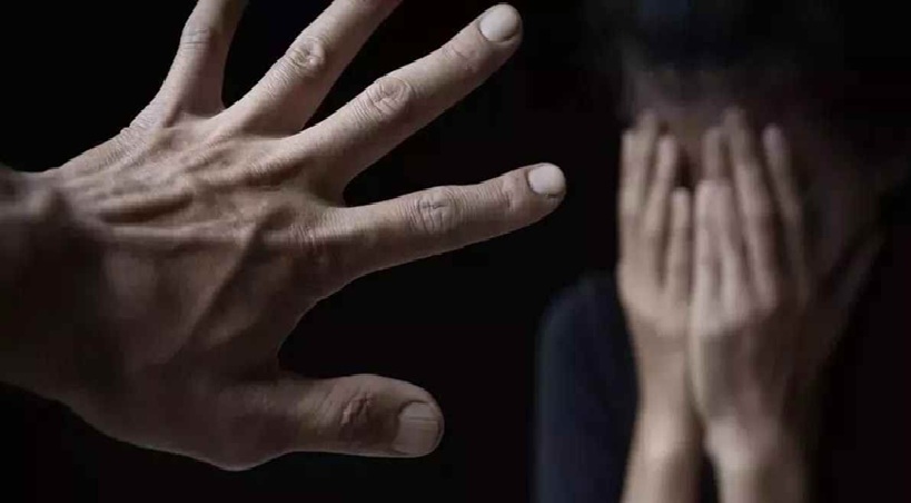 किशोरी के साथ अश्लील इशारे किशोरी के साथ अश्लील इशारे