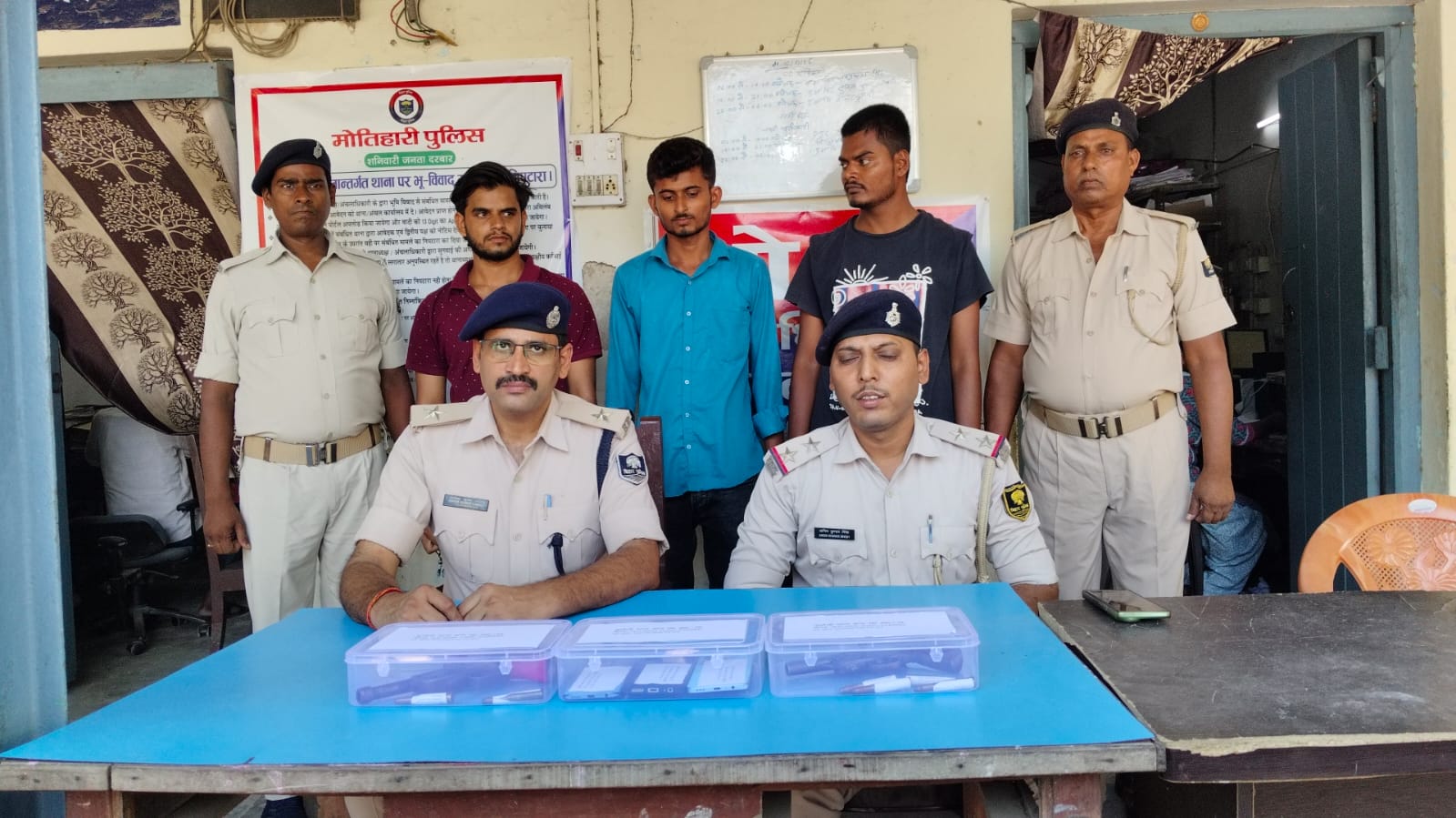 पुलिस गिरफ्त में लूटेरे गैंग के तीनो शातिर पुलिस गिरफ्त में लूटेरे गैंग के तीनो शातिर