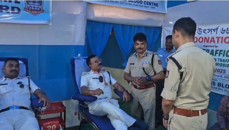 रक्तदाताओं के साथ बात करते सिलीगुड़ी पुलिस कमिश्नर रक्तदाताओं के साथ बात करते सिलीगुड़ी पुलिस कमिश्नर