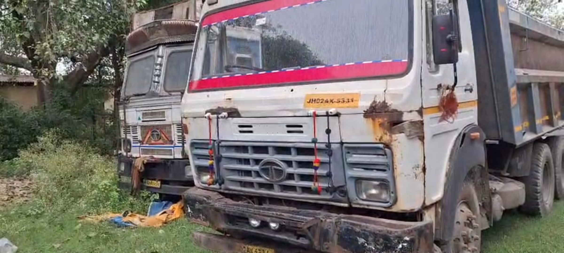थाने में जब्त हाइवा थाने में जब्त हाइवा