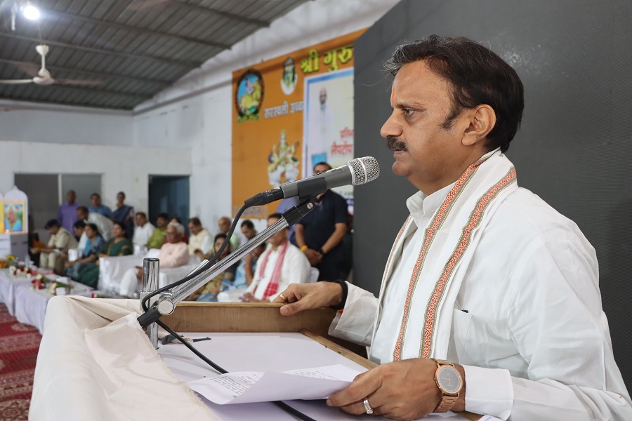 कार्यक्रम को संबोधित करते हुए उप मुख्यमंत्री राजेन्द्र शुक्ल कार्यक्रम को संबोधित करते हुए उप मुख्यमंत्री राजेन्द्र शुक्ल