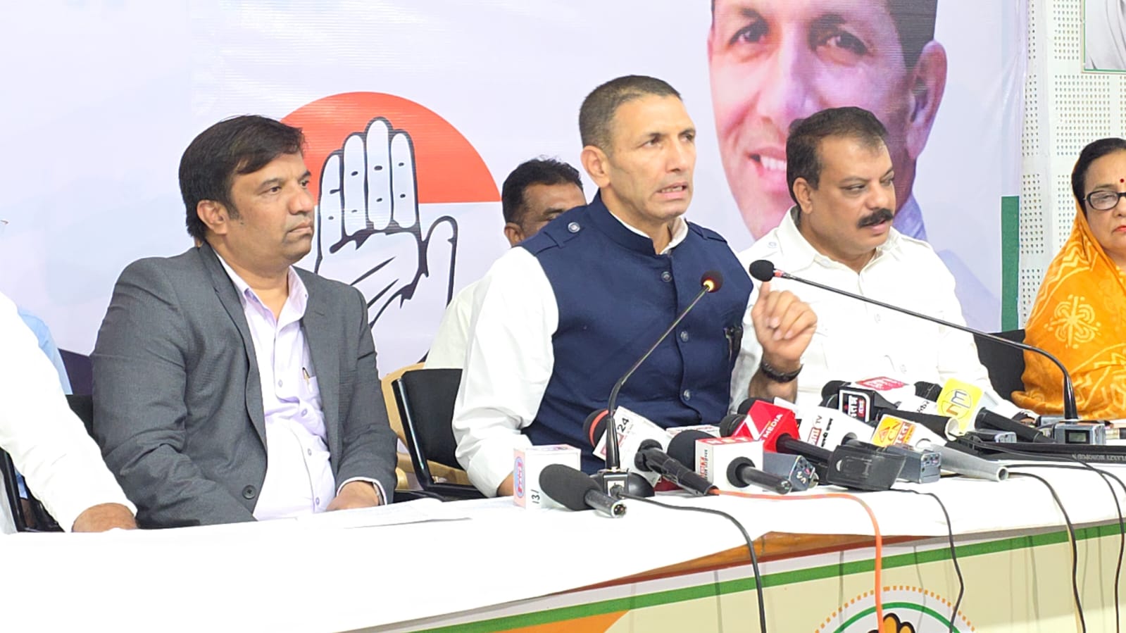 जीतू पटवारी और नेता प्रतिपक्ष उमंग सिंघार ने प्रदेश कांग्रेस कार्यालय में मीडिया से बात की जीतू पटवारी और नेता प्रतिपक्ष उमंग सिंघार ने प्रदेश कांग्रेस कार्यालय में मीडिया से बात की