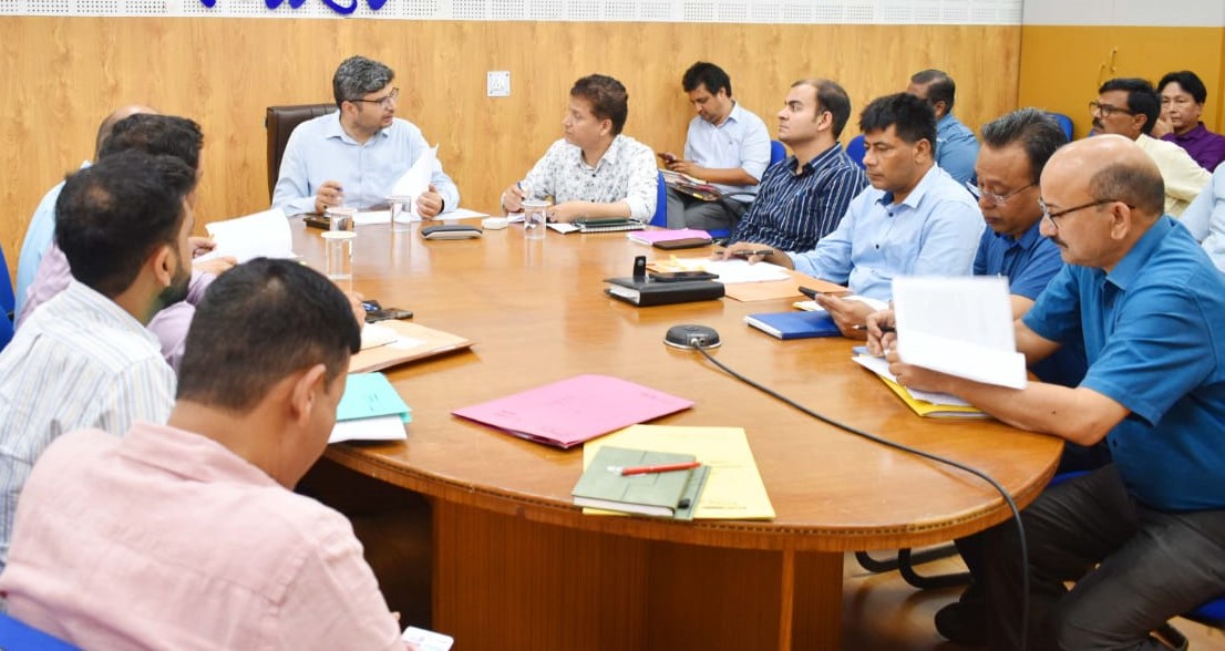 गोपेश्वर में मुख्यमंत्री की घोषणाओं की समीक्षा करते हुए। गोपेश्वर में मुख्यमंत्री की घोषणाओं की समीक्षा करते हुए।