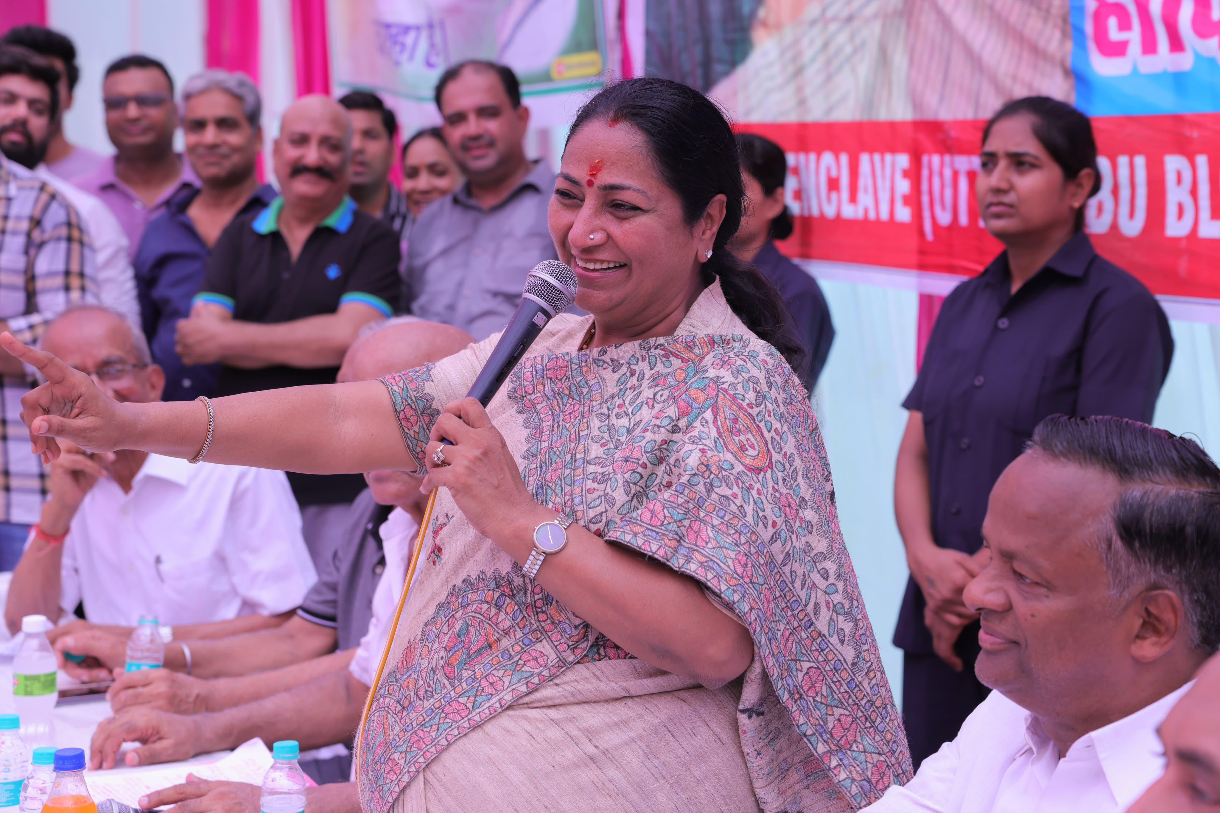 पीतमपुरा में शनिवार को जनसभा को संबोधित करती मुख्यमंत्री रेखा गुप्ता पीतमपुरा में शनिवार को जनसभा को संबोधित करती मुख्यमंत्री रेखा गुप्ता