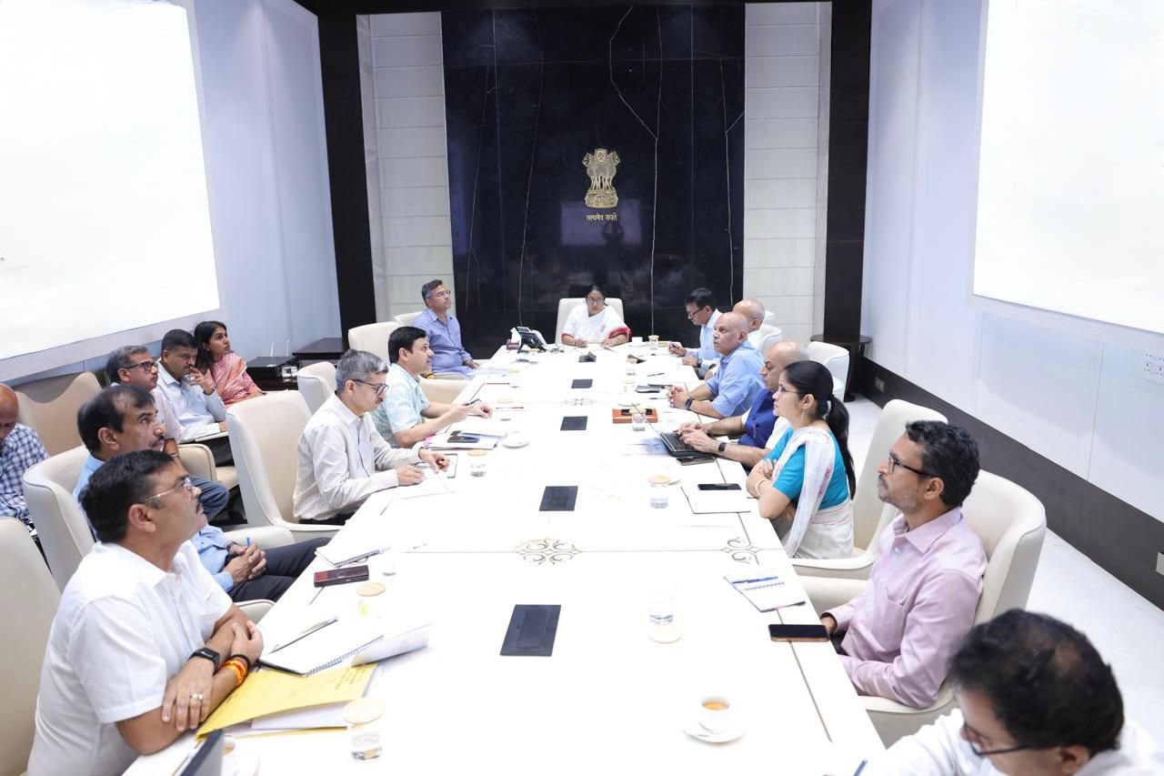 दिल्ली सचिवालय में मंत्रियों और अधिकारियों के साथ बैठक करती मुख्यमंत्री रेखा गुप्ता दिल्ली सचिवालय में मंत्रियों और अधिकारियों के साथ बैठक करती मुख्यमंत्री रेखा गुप्ता