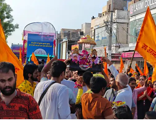 भगवान जगन्नाथ पच्चीस फीट ऊंचे और तीस फीट लंबे रथ पर सवार होकर निकले भगवान जगन्नाथ पच्चीस फीट ऊंचे और तीस फीट लंबे रथ पर सवार होकर निकले