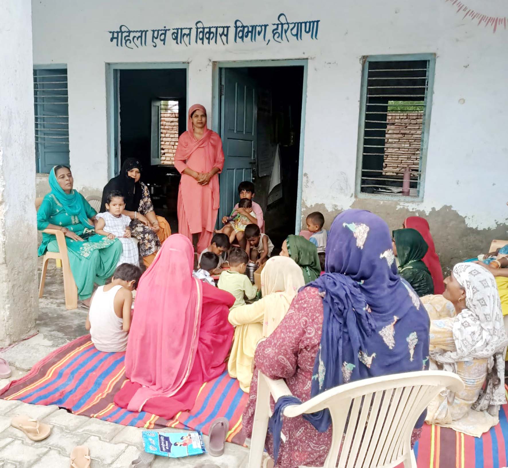 कार्यक्रम में ग्रामीण महिलाओं को योजना बारे जानकारी देते कर्मचारी। कार्यक्रम में ग्रामीण महिलाओं को योजना बारे जानकारी देते कर्मचारी।