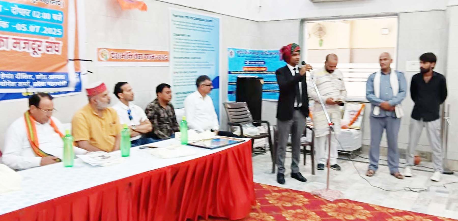 गुरुग्राम में ऑटो चालक संघ के कार्यक्रम में ऑटो चालकों को सडक़ सुरक्षा के बारे में जानकारी देते सचिव जिला विधिक सेवाएं प्राधिकरण रजत वर्मा। गुरुग्राम में ऑटो चालक संघ के कार्यक्रम में ऑटो चालकों को सडक़ सुरक्षा के बारे में जानकारी देते सचिव जिला विधिक सेवाएं प्राधिकरण रजत वर्मा।
