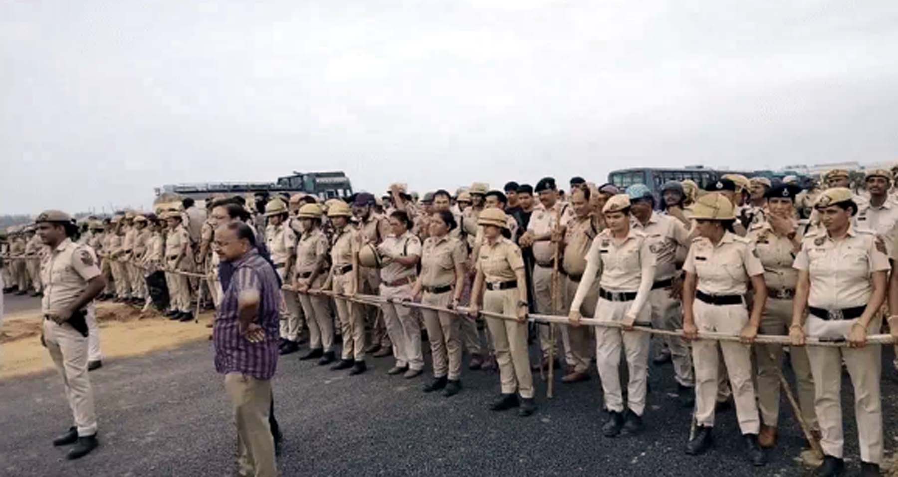 नूंह के रोजका मेव क्षेत्र में मुआवजा राशि की मांग को लेकर धरनारत किसानों की महापंचायत के दौरान तैनात पुलिस। नूंह के रोजका मेव क्षेत्र में मुआवजा राशि की मांग को लेकर धरनारत किसानों की महापंचायत के दौरान तैनात पुलिस।