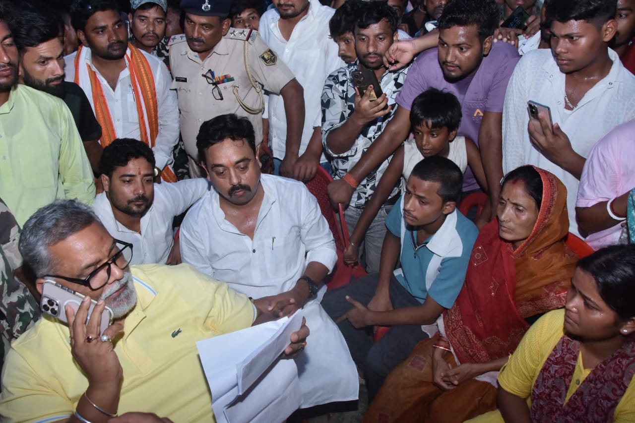 मनीषा के परिजन से मिलते सांसद मनीषा के परिजन से मिलते सांसद