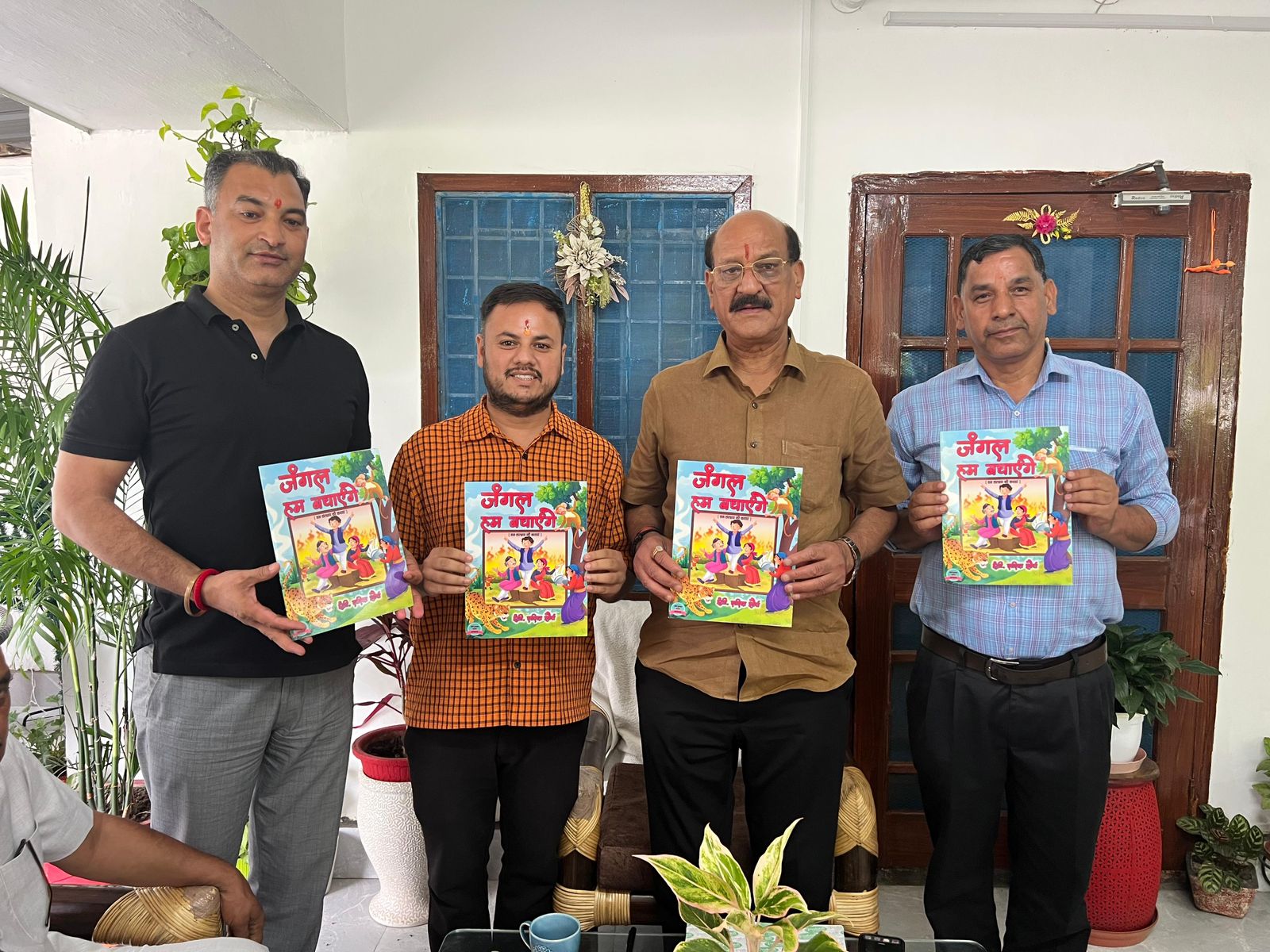 वन मंत्री सुबोध उनियाल“जंगल हम बचाएंगे” पुस्तक का विमोचन करते। वन मंत्री सुबोध उनियाल“जंगल हम बचाएंगे” पुस्तक का विमोचन करते।