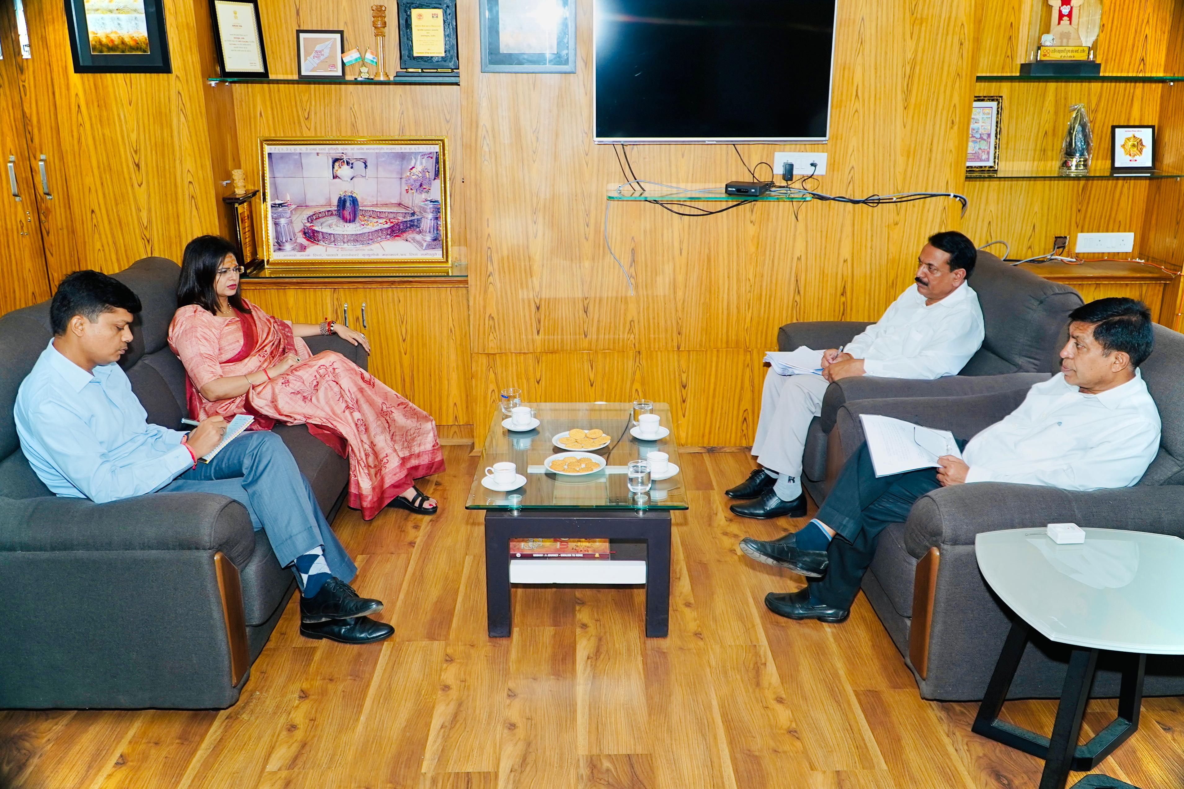 डायरेक्टर मत्स्य महासंघ सुश्री निधि निवेदिता के द्वारा जानकारी दी गई की प्रदेश में जलाशय एवं तालाबों के रुप में 4.42 लाख हेक्टेयर जलक्षेत्र उपलब्ध है जिसमें से 4.40 लाख हेक्टेयर मत्स्य पालन अंतर्गत लाया जा चुका है। उक्त जलक्षेत्र में मत्स्य महासंघ के 28 जलाशयों का औसत जलक्षेत्र कुल 2.31 लाख हेक्ट. सम्मिलित है, जिसके मत्स्य विकास एवं प्रबंधन का कार्य मत्स्य महासंघ द्वारा करते हुए मछुआ सहकारी समितियों के सदस्यों के माध्यम से मत्स्याखेट का कार्य किया जा रहा है। वर्ष 2024-25 में इन जलाशयों एवं तालाबों से 3.81 लाख मैटिक टन मत्स्योत्पादन प्राप्त किया गया है । प्रदेश में कुल 2595 पंजीकृत मत्स्य सहकारी समितियो के 95417 सदस्यो द्वारा मत्स्य पालन का कार्य किया जा रहा है, जिसमें मत्स्य महासंघ की 220 समितियां व 15,200 मछुआ सदस्य तथा 55 महिला समितियों के 1965 सदस्य सम्मिलित हैं। प्रदेश में मत्स्य पालन के कार्यों से मछुओं को लगभग 275 लाख मानव दिवस का रोजगार श्रृजन हुआ है, जो एक सराहनीय उपलब्धि है। मत्स्य बीज उत्पादन में प्रदेश आत्मनिर्भर हो चुका है। वर्ष 2024-25 में अच्छी गुणवत्ता का 217.00 करोड मत्स्यबीज उत्पादन किया गया है। जिससे प्रदेश की आवश्यकता की पूर्ति के साथ-साथ आसपास के राज्यों के हितग्राहियों को भी मत्स्य बीज उपलब्ध कराया गया है। प्रदेश में 1.91 लाख पंजीकृत मछुओं में से 1.45 लाख मछुओं को मछुआ किसान क्रेडिट कार्ड स्वीकृत किया गया है। जिससे ग्रामीण मछुआरों द्वारा मत्स्य पालन से संबंधित गतिविधियां सुगमता से संचालित की जा रही है। उल्लेखित है कि मछुआ किसान क्रेडिट कार्ड योजना में अपना प्रदेश, देश में अंतर्देशीय राज्यों में प्रथम स्थान पर होने के साथ ही देश में द्वितीय स्थान पर है। प्रधानमंत्री मत्स्य किसान समृद्धि सह योजना जो कि प्रधानमंत्री मत्स्य संपदा योजना की उपयोजना है, के अंतर्गत नेशनल फिशरीज डिजीटल प्लेटफार्म (एनएफडीपी) में प्रदेश के मधुये, मत्स्य उद्यमियों, मत्स्य समितियों तथा मत्स्य पालन गतिविधियों में संलग्न 75000 व्यक्तियों का पोर्टल पर पंजीयन कराया जा चुका है। सभागायुक्त श्री गुप्ता ने कार्यक्रम के सुचारू संपादन हेतु कलेक्टर श्री सिंह को आवश्यक दिशा निर्देश प्रदान किये । डायरेक्टर मत्स्य महासंघ सुश्री निधि निवेदिता के द्वारा जानकारी दी गई की प्रदेश में जलाशय एवं तालाबों के रुप में 4.42 लाख हेक्टेयर जलक्षेत्र उपलब्ध है जिसमें से 4.40 लाख हेक्टेयर मत्स्य पालन अंतर्गत लाया जा चुका है। उक्त जलक्षेत्र में मत्स्य महासंघ के 28 जलाशयों का औसत जलक्षेत्र कुल 2.31 लाख हेक्ट. सम्मिलित है, जिसके मत्स्य विकास एवं प्रबंधन का कार्य मत्स्य महासंघ द्वारा करते हुए मछुआ सहकारी समितियों के सदस्यों के माध्यम से मत्स्याखेट का कार्य किया जा रहा है। वर्ष 2024-25 में इन जलाशयों एवं तालाबों से 3.81 लाख मैटिक टन मत्स्योत्पादन प्राप्त किया गया है । प्रदेश में कुल 2595 पंजीकृत मत्स्य सहकारी समितियो के 95417 सदस्यो द्वारा मत्स्य पालन का कार्य किया जा रहा है, जिसमें मत्स्य महासंघ की 220 समितियां व 15,200 मछुआ सदस्य तथा 55 महिला समितियों के 1965 सदस्य सम्मिलित हैं। प्रदेश में मत्स्य पालन के कार्यों से मछुओं को लगभग 275 लाख मानव दिवस का रोजगार श्रृजन हुआ है, जो एक सराहनीय उपलब्धि है। मत्स्य बीज उत्पादन में प्रदेश आत्मनिर्भर हो चुका है। वर्ष 2024-25 में अच्छी गुणवत्ता का 217.00 करोड मत्स्यबीज उत्पादन किया गया है। जिससे प्रदेश की आवश्यकता की पूर्ति के साथ-साथ आसपास के राज्यों के हितग्राहियों को भी मत्स्य बीज उपलब्ध कराया गया है। प्रदेश में 1.91 लाख पंजीकृत मछुओं में से 1.45 लाख मछुओं को मछुआ किसान क्रेडिट कार्ड स्वीकृत किया गया है। जिससे ग्रामीण मछुआरों द्वारा मत्स्य पालन से संबंधित गतिविधियां सुगमता से संचालित की जा रही है। उल्लेखित है कि मछुआ किसान क्रेडिट कार्ड योजना में अपना प्रदेश, देश में अंतर्देशीय राज्यों में प्रथम स्थान पर होने के साथ ही देश में द्वितीय स्थान पर है। प्रधानमंत्री मत्स्य किसान समृद्धि सह योजना जो कि प्रधानमंत्री मत्स्य संपदा योजना की उपयोजना है, के अंतर्गत नेशनल फिशरीज डिजीटल प्लेटफार्म (एनएफडीपी) में प्रदेश के मधुये, मत्स्य उद्यमियों, मत्स्य समितियों तथा मत्स्य पालन गतिविधियों में संलग्न 75000 व्यक्तियों का पोर्टल पर पंजीयन कराया जा चुका है। सभागायुक्त श्री गुप्ता ने कार्यक्रम के सुचारू संपादन हेतु कलेक्टर श्री सिंह को आवश्यक दिशा निर्देश प्रदान किये ।