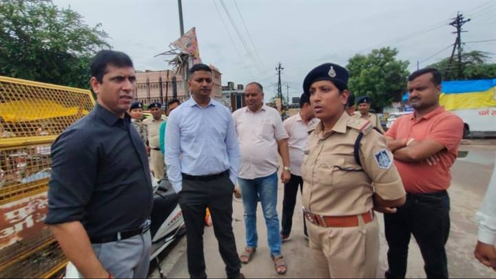 दतियाः कलेक्टर एवं पुलिस अधीक्षक ने किया मां पीतांबरा पीठ मंदिर परिसर का निरीक्षण दतियाः कलेक्टर एवं पुलिस अधीक्षक ने किया मां पीतांबरा पीठ मंदिर परिसर का निरीक्षण