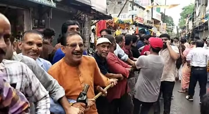 रथ की रस्सी खीचने की होड रथ की रस्सी खीचने की होड