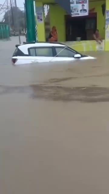 शिवपुरी में झमाझम बारिश, शहर की कई कॉलोनी पानी में डूबी शिवपुरी में झमाझम बारिश, शहर की कई कॉलोनी पानी में डूबी