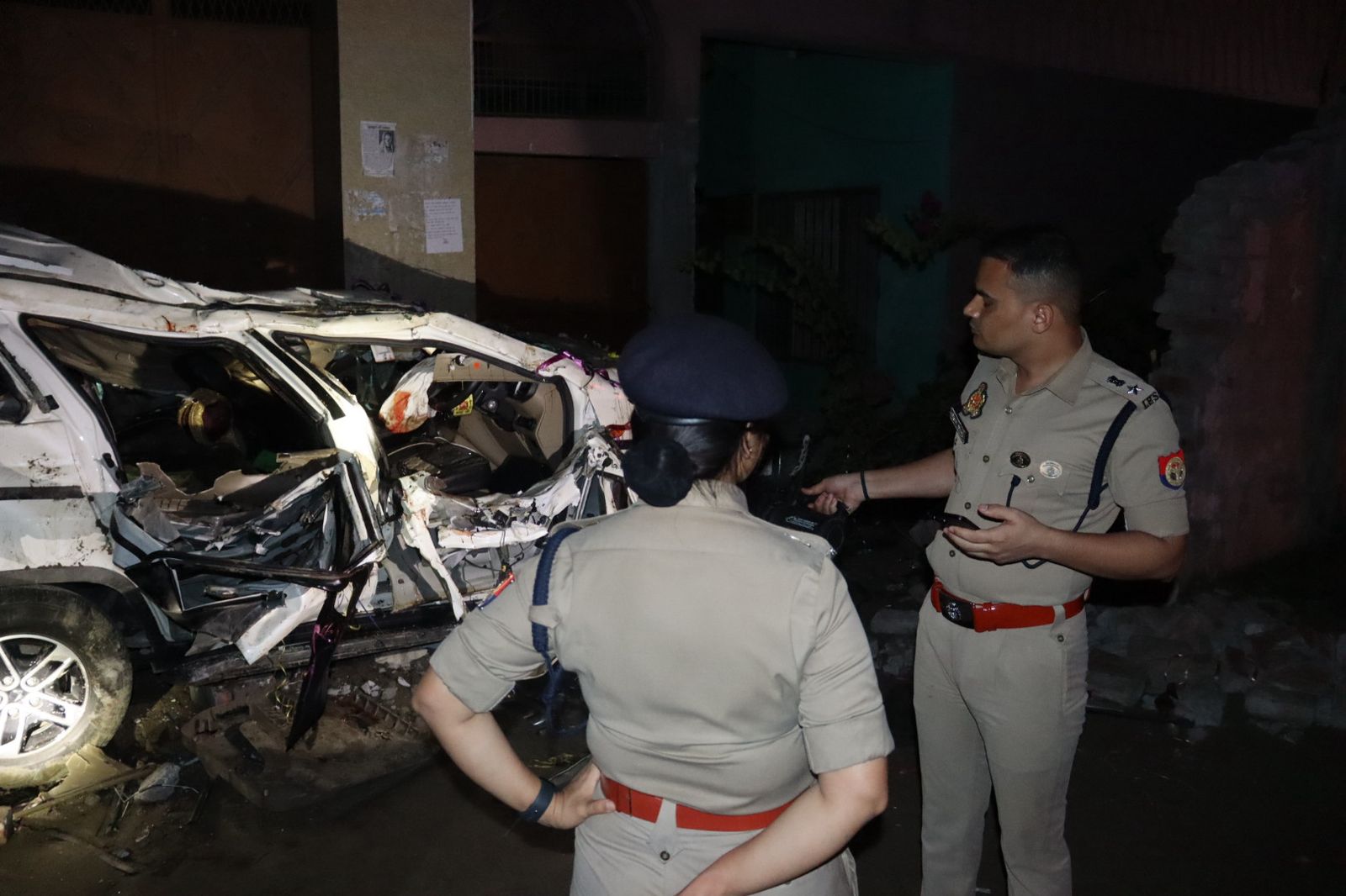 दुर्घटना के बाद जांच करते पुलिस अधिकारी दुर्घटना के बाद जांच करते पुलिस अधिकारी