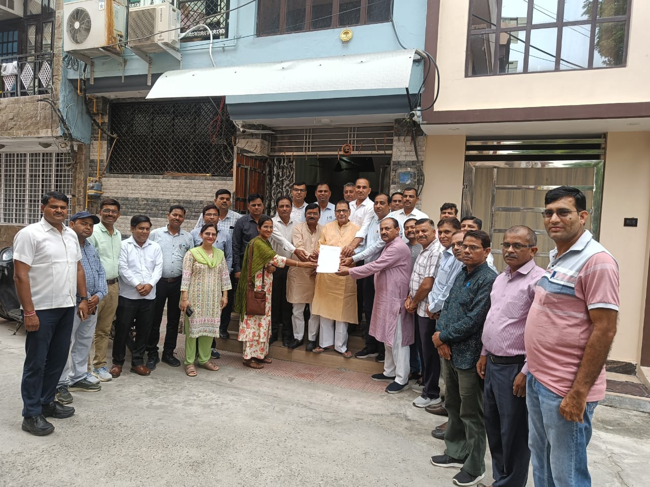 एमएलसी डा. जयपाल सिंह व्यस्त को ज्ञापन देते उत्तर प्रदेशीय प्राथमिक शिक्षक संघ के पदाधिकारी। एमएलसी डा. जयपाल सिंह व्यस्त को ज्ञापन देते उत्तर प्रदेशीय प्राथमिक शिक्षक संघ के पदाधिकारी।