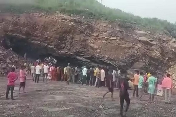 घटनास्थल पर लगी ग्रामीणों की भीड़ घटनास्थल पर लगी ग्रामीणों की भीड़
