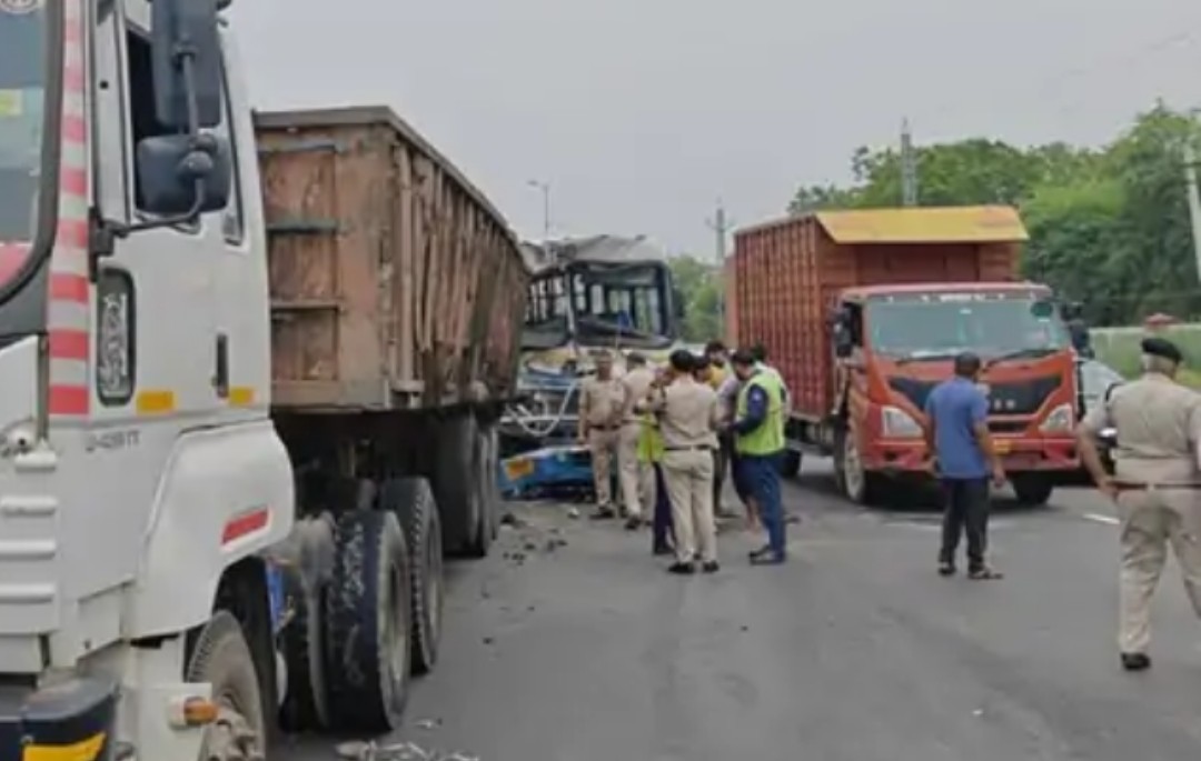 दुर्घटना के बाद मौके पर पहुंची पुलिस दुर्घटना के बाद मौके पर पहुंची पुलिस
