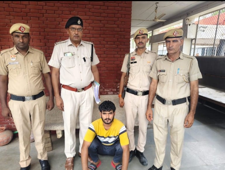 पुलिस गिरफ्त में आरोपित। पुलिस गिरफ्त में आरोपित।